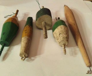 5 VINTAGE UNMARKED UNKNOWN GREEN AND WHITE WOOD HAND PAINTED BOBBER FLOATS 3