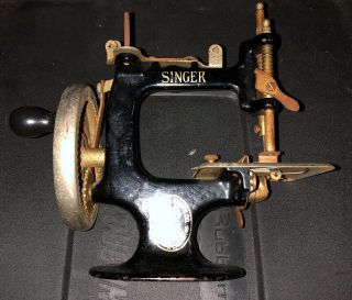 Singer Mini Hand Crank Sewing Machine Child Toy Salesman Sample