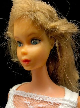 Old Vintage Barbie Doll With Blonde Hair And White Dress 7