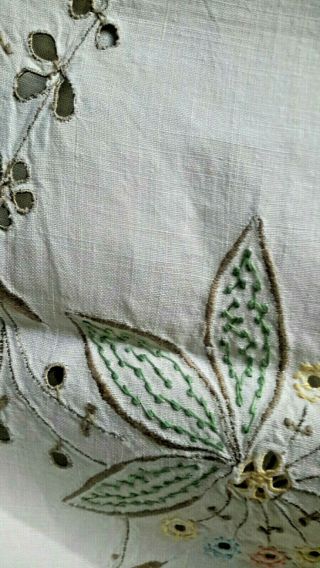 VINTAGE Madeira Hand Embroidered LINEN Tablecloth & Floral Basket Napkins 4