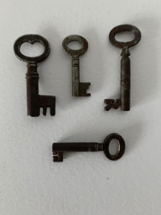 Four Old Vintage Antique Keys (s7)