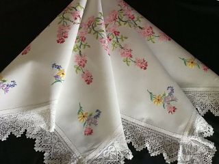 STUNNING VINTAGE LINEN HAND EMBROIDERED TABLECLOTH TRAILING BLOSSOMS & LACE 5
