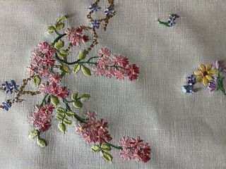 STUNNING VINTAGE LINEN HAND EMBROIDERED TABLECLOTH TRAILING BLOSSOMS & LACE 6