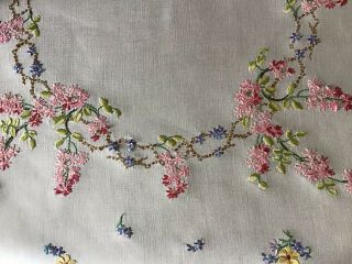 STUNNING VINTAGE LINEN HAND EMBROIDERED TABLECLOTH TRAILING BLOSSOMS & LACE 7