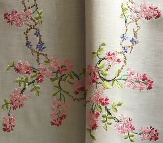 STUNNING VINTAGE LINEN HAND EMBROIDERED TABLECLOTH TRAILING BLOSSOMS & LACE 8