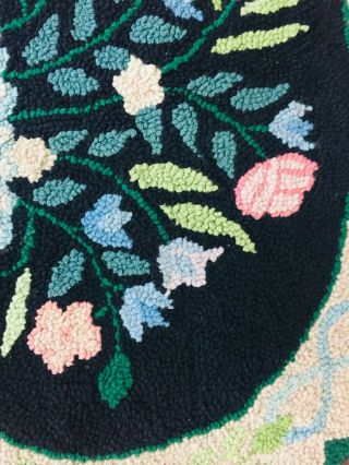 PRIMITIVE VINTAGE WOOL HAND HOOKED RUG WITH FLORAL DECORATION 27 X 34 4