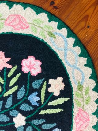 PRIMITIVE VINTAGE WOOL HAND HOOKED RUG WITH FLORAL DECORATION 27 X 34 6