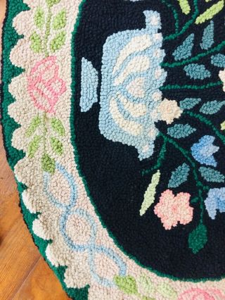 PRIMITIVE VINTAGE WOOL HAND HOOKED RUG WITH FLORAL DECORATION 27 X 34 8