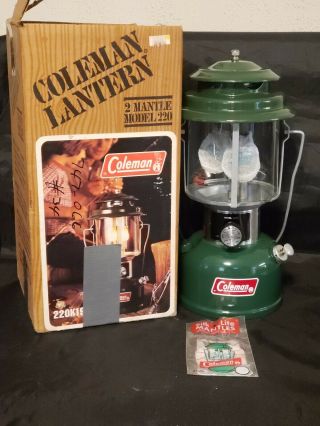 Coleman Vintage 2 Mantle Gas Lantern Model 220 Collectible Box