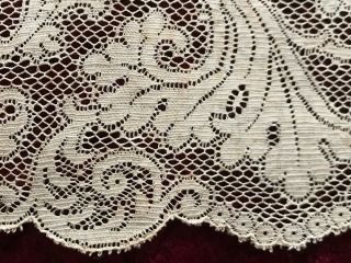 Gorgeous Antique Bobbin lace Edging with an unusual design 2 Yards by 4 