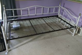 Vintage White Metal Twin Size Daybed Frame