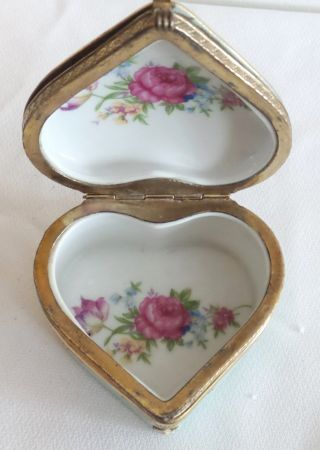 ANTIQUE NIPPON HART SHAPE PORCELAIN HINGED TRINKET BOX WITH FLOWERS WITH 4