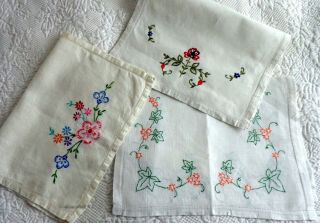 Vintage: : 3 White Trays Cloth With Hand Embroidered " Cottage Flowers "