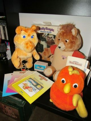 1985 Teddy Ruxpin & Grubby With 4 Books/cassettes,  Cord,  Manuals,  Outfit & Fob