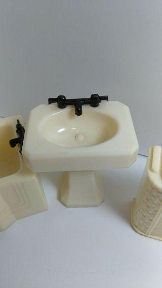 Vintage Renwal Dollhouse Miniature Bathtub,  Sink and Hamper Beige Plastic 2