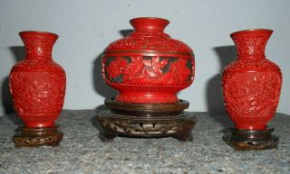 Vintage Chinese Carved Cinnabar Lidded Pot And 2 Vases On Carved Wooden Stands