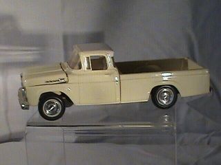 1960 Ford F - 100 Pick - Up Motorized,  Amt Corp. ,  Yellow & White.