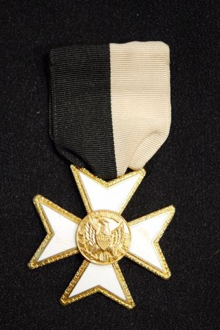 Masonic Knights Templar Maltese Cross Medal With White Enamel