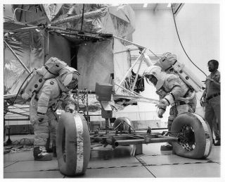 Apollo 17/ Orig Nasa 8x10 Press Photo - Astronauts Training With Lunar Rover