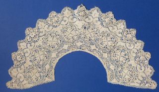 A Victorian Maltese Silk Lace Fan Leaf Or Collar