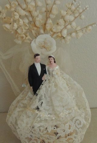 Vintage 1950s Bride And & Groom Wedding Cake Topper Dark Hair Lace Dress Flowers