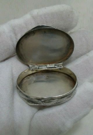 VINTAGE SOLID 800/900 SILVER ENGRAVED CONTINENTAL DEEP PILL PATCH OR SNUFF BOX. 3
