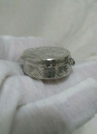 VINTAGE SOLID 800/900 SILVER ENGRAVED CONTINENTAL DEEP PILL PATCH OR SNUFF BOX. 4