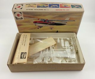VINTAGE 1970 ' s PLASTIC CESSNA 172 SKYHAWK AIRCRAFT MODEL KIT - UNASSEMBLED 4