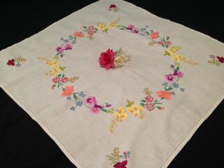 VINTAGE HAND EMBROIDERED LINEN TABLECLOTH CIRCLE OF FLOWERS 5