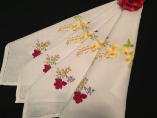 VINTAGE HAND EMBROIDERED LINEN TABLECLOTH CIRCLE OF FLOWERS 6