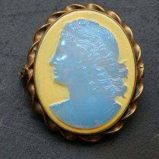 A very fine,  rare unusual antique opalescent glass costume jewellery cameo brooch 2