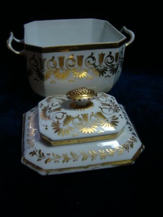AN ANTIQUE FRENCH PORCELAIN PAINTED SUGAR BOX & COVER. 3