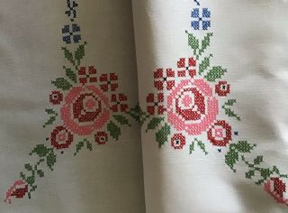 VINTAGE LINEN HAND EMBROIDERED TABLECLOTH & TEA COSY COVER ROSES 6