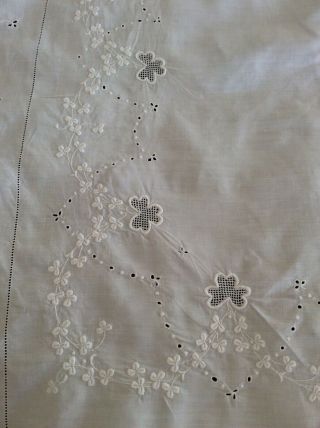☘️ stunning antique Irish linen shamrock cut work embroidery table cloth ☘️ 3