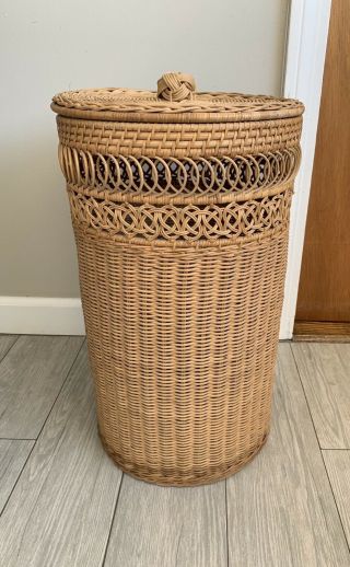 Vintage 21” Woven Wicker Laundry Storage Basket With Lid