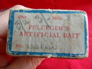 A BOXED PFLUEGER CHUM SIZE 7 LURE,  PALOMINE LURE IN FROG BOX 8