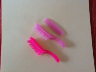 Vintage Barbie Twiggy Francie Hot Pink Brush And Light Pink Brush And Comb Set