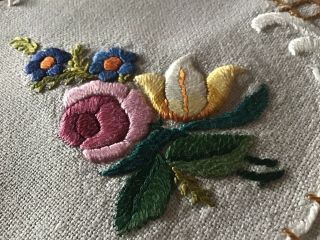 VINTAGE LINEN HAND EMBROIDERED TABLE CENTRE PIECE FLORALS 2