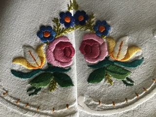 VINTAGE LINEN HAND EMBROIDERED TABLE CENTRE PIECE FLORALS 3