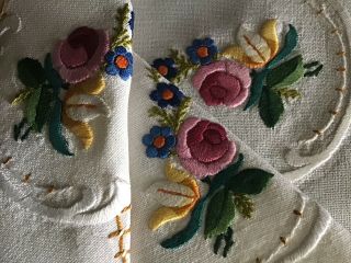 VINTAGE LINEN HAND EMBROIDERED TABLE CENTRE PIECE FLORALS 4