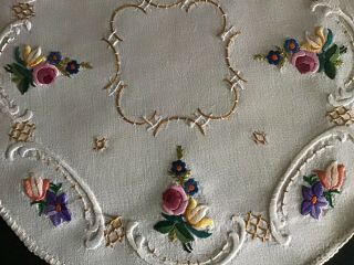 VINTAGE LINEN HAND EMBROIDERED TABLE CENTRE PIECE FLORALS 7