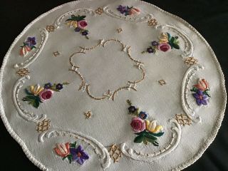 VINTAGE LINEN HAND EMBROIDERED TABLE CENTRE PIECE FLORALS 8