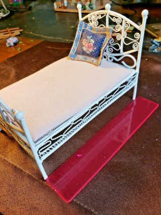 Vintage Dollhouse Miniature 1:12 Bed White Wire Wicker 2