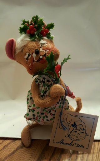 Vintage 1995 Annalee Doll Mouse Holding Holly Too Cute : -)