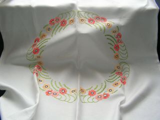 B ' FUL VINTAGE RICHLY HAND EMBROIDERED SINGLE HEADED DAISY FLOWER CIRCLE SM CLOTH 2