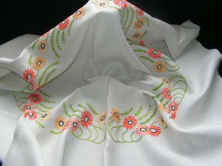 B ' FUL VINTAGE RICHLY HAND EMBROIDERED SINGLE HEADED DAISY FLOWER CIRCLE SM CLOTH 4