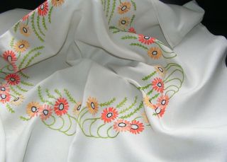 B ' FUL VINTAGE RICHLY HAND EMBROIDERED SINGLE HEADED DAISY FLOWER CIRCLE SM CLOTH 5