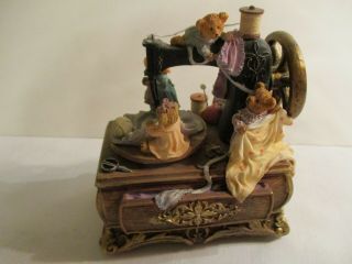 Vtg Animated Music Box Bears Sewing Machine " Deck The Halls " Turntable