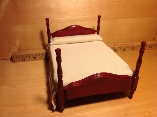 Wood 4 Poster Bed Off White Bedspread Dollhouse Furniture Miniature 1:12