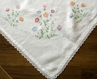 Vintage Hand Embroidered Daisies & Leaves Lace Edge White Linen Tablecloth 2